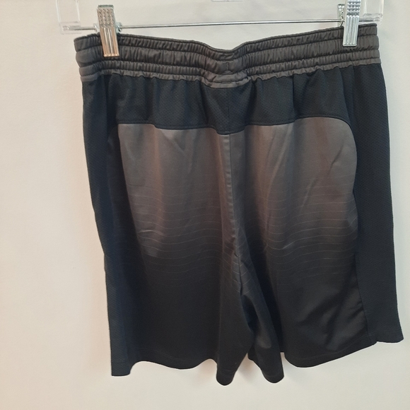 Under Armour Shorts size Medium with gray colors - Picture 2 of 3